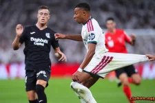 Kylian Mbappe bị ... tụt quần :=)))